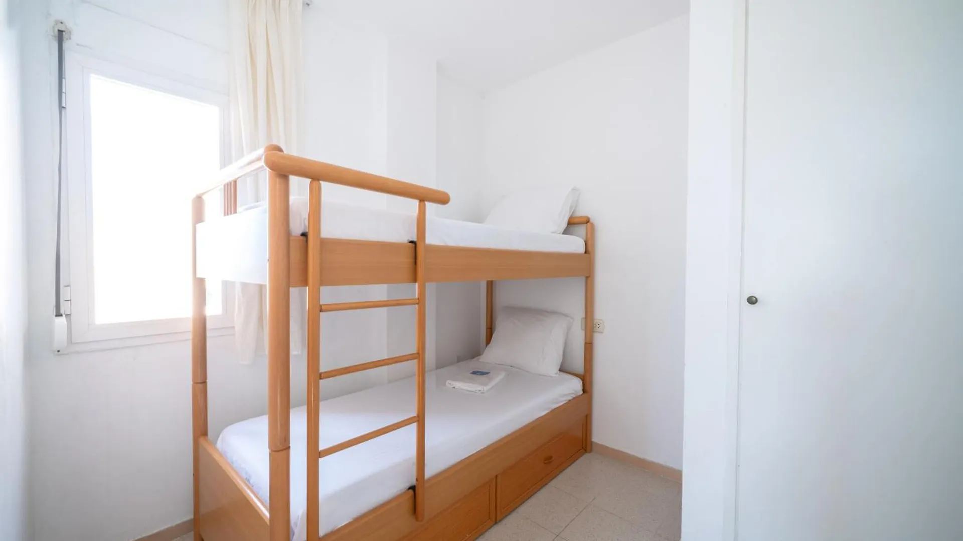 Wehostyou - Bel Appartement Roses, Margarida 43
